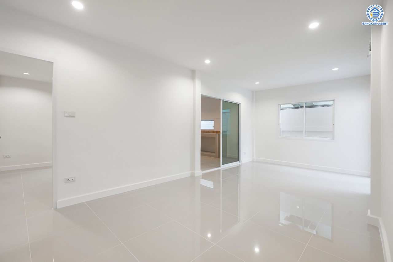 บ้านมือสองตกแต่งใหม่ หลักสี่แลนด์ ดอนเมือง บ้านแฝดหลังใหญ่ เนื้อที่ 35 ตร.ว. ฟังก์ชัน 3 ห้องนอน 2 ห้องน้ำจอดรถได้ 1 คัน บนทำเลดีที่สุด ใกล้สนามบินดอนเมือง ทางด่วน "ศรีสมาน" และรถไฟฟ้าสายสีแดง "สถานีการเคหะ"...